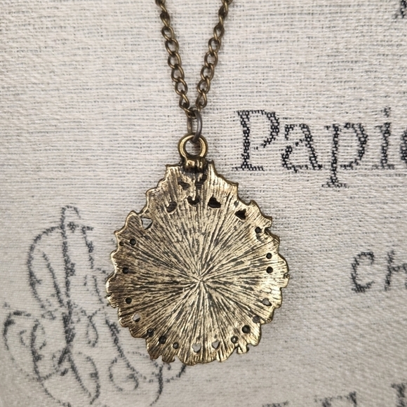 Girl with secrets cameo necklace - Picture 3 of 6